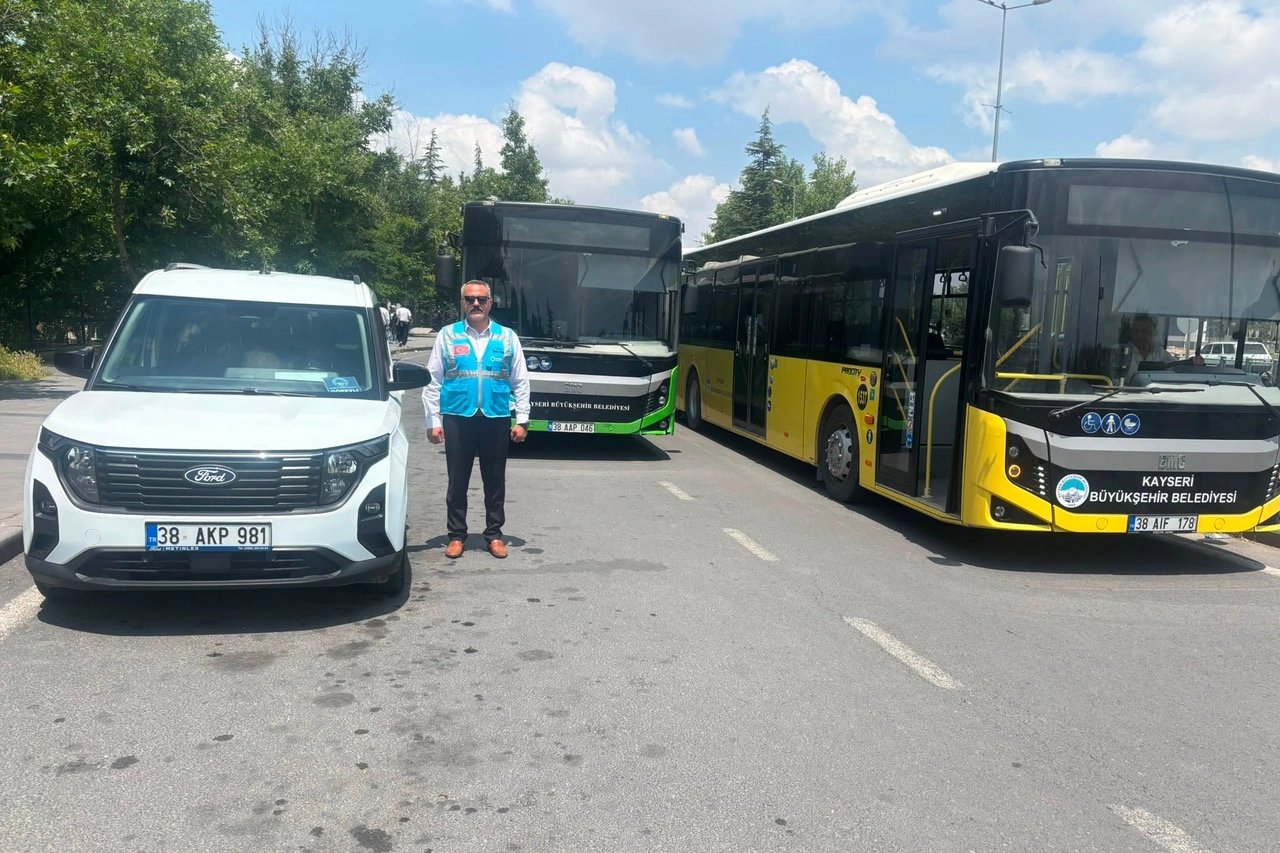 Kayseri Büyükşehir Belediyesi'nin YKS'ye girecek öğrencilere sınav merkezlerine ulaşmaları için sağladığı destek anını gösteren görsel.