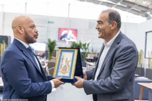 İzmir ve El Salvador bayrakları yan yana, dostluk ve iş birliğini simgeleyen bir görsel.