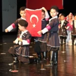 Bursa Yuvam Çocuk Etkinlik Merkezleri'nde yıl sonu gösterisi yapan minik çocuklar
