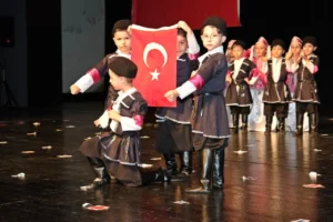 Bursa Yuvam Çocuk Etkinlik Merkezleri'nde yıl sonu gösterisi yapan minik çocuklar