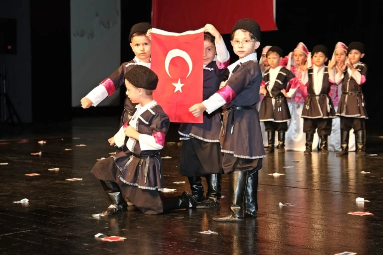 Bursa Yuvam Çocuk Etkinlik Merkezleri'nde yıl sonu gösterisi yapan minik çocuklar