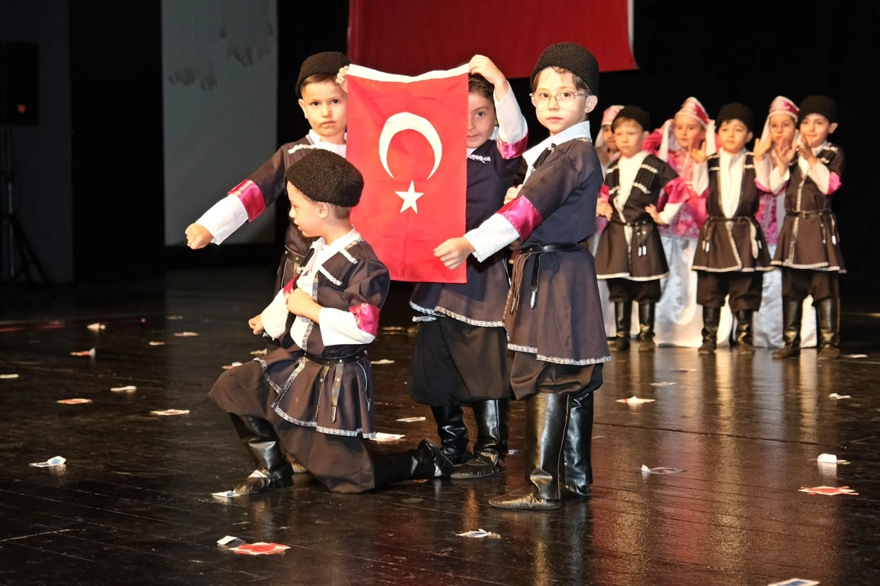 Bursa Yuvam Çocuk Etkinlik Merkezleri'nde yıl sonu gösterisi yapan minik çocuklar