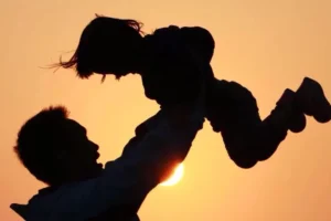 Babalık, çocuk gelişimi ve erkek olgunlaşmasındaki rolünü vurgulayan uzman görüşleri.