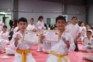 Keçiören'de karate kuşak sınavına katılan sporcular
