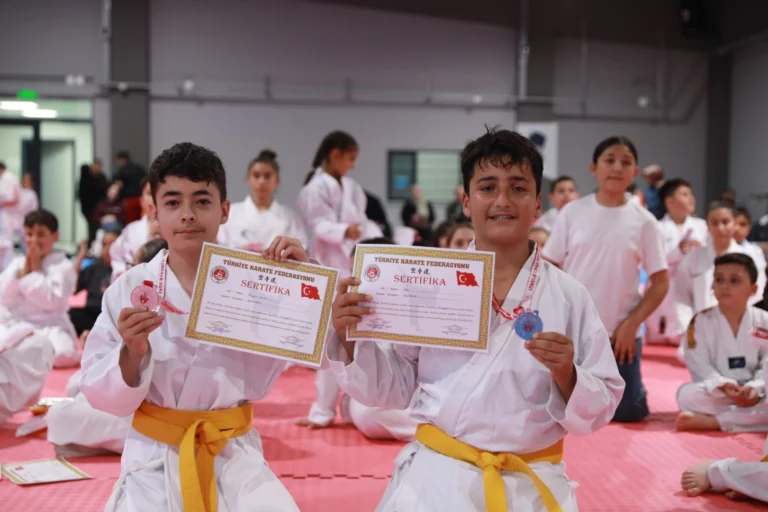 Keçiören'de karate kuşak sınavına katılan sporcular