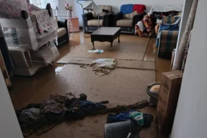 Manisa Salihli'de sel felaketinden etkilenen vatandaşlara belediye tarafından yardım yapılıyor.