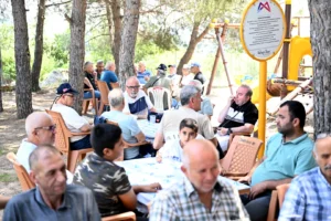 Mersin Büyükşehir Belediyesi'nin Babalar Günü etkinliğinde şehit babaları, gaziler ve emekli askerler bir arada