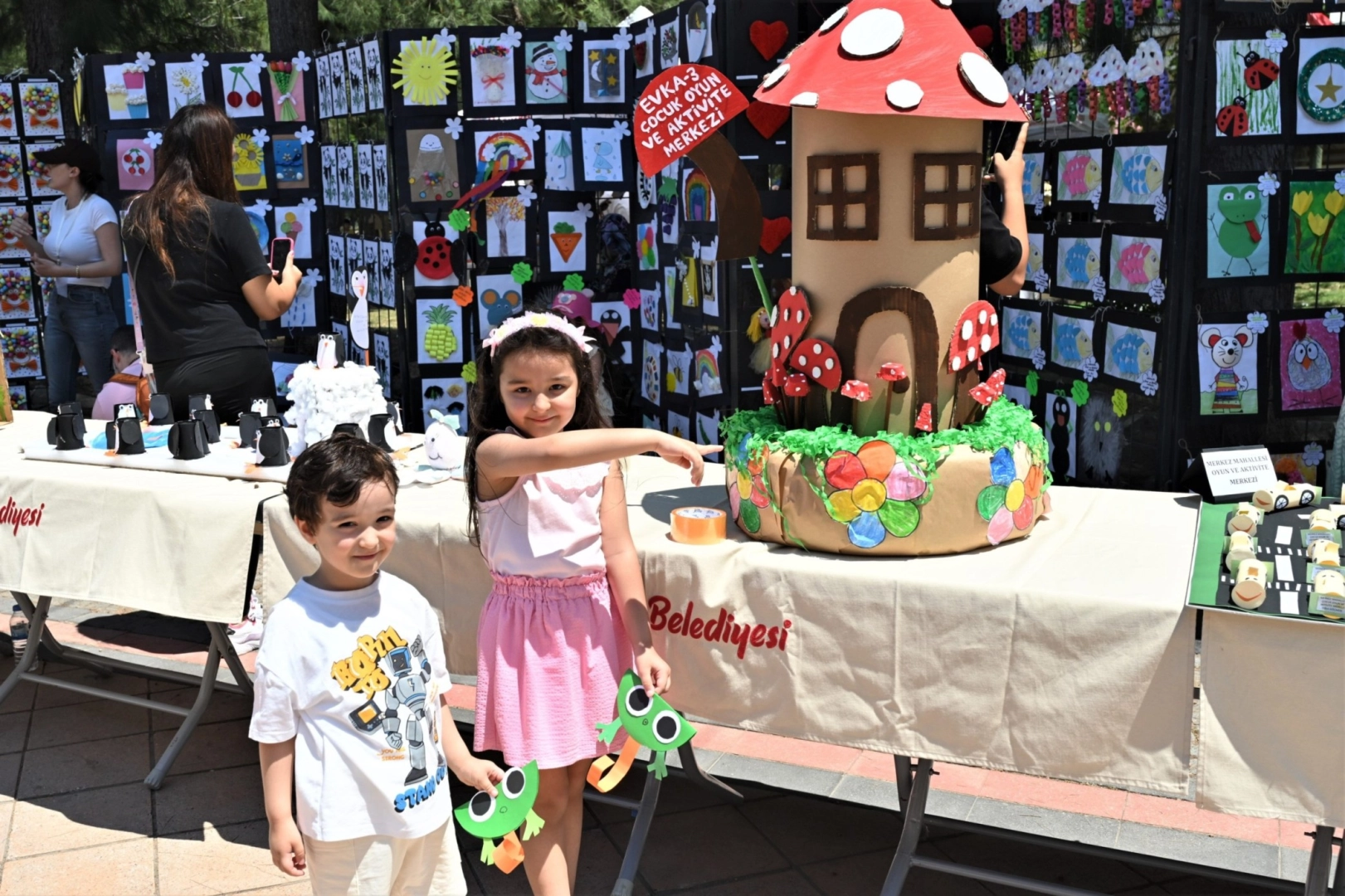 Bornova'da Çocuk Oyun ve Aktivite Merkezleri'nde eğitim gören miniklerin yıl sonu sergisinden bir kesit