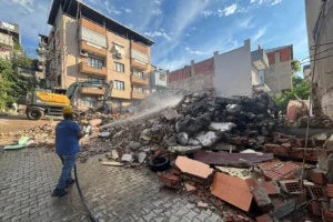 İzmir Buca Onat Tüneli hattında uzlaşı ile yıkılan tehlikeli yapı