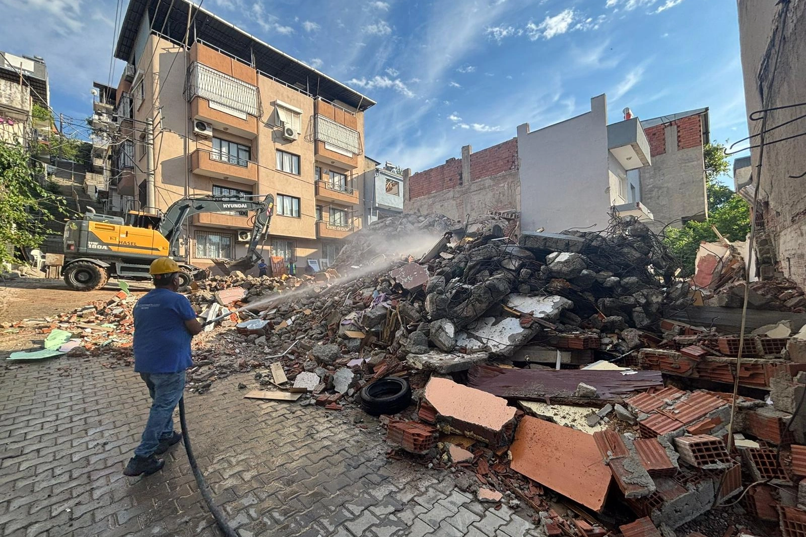 İzmir Buca Onat Tüneli hattında uzlaşı ile yıkılan tehlikeli yapı