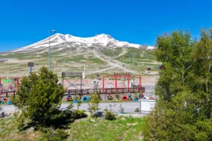 Erciyes Çocuk Bisiklet ve Aktivite Parkı'nda çocuklar bisiklete binerken