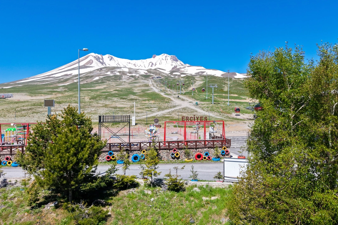 Erciyes Çocuk Bisiklet ve Aktivite Parkı'nda çocuklar bisiklete binerken