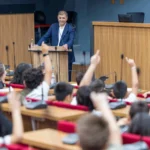 İzmir Büyükşehir Belediye Başkanı Dr. Cemil Tugay, Çocuk Meclisi kapanış oturumunda çocuklarla bir araya geldi.