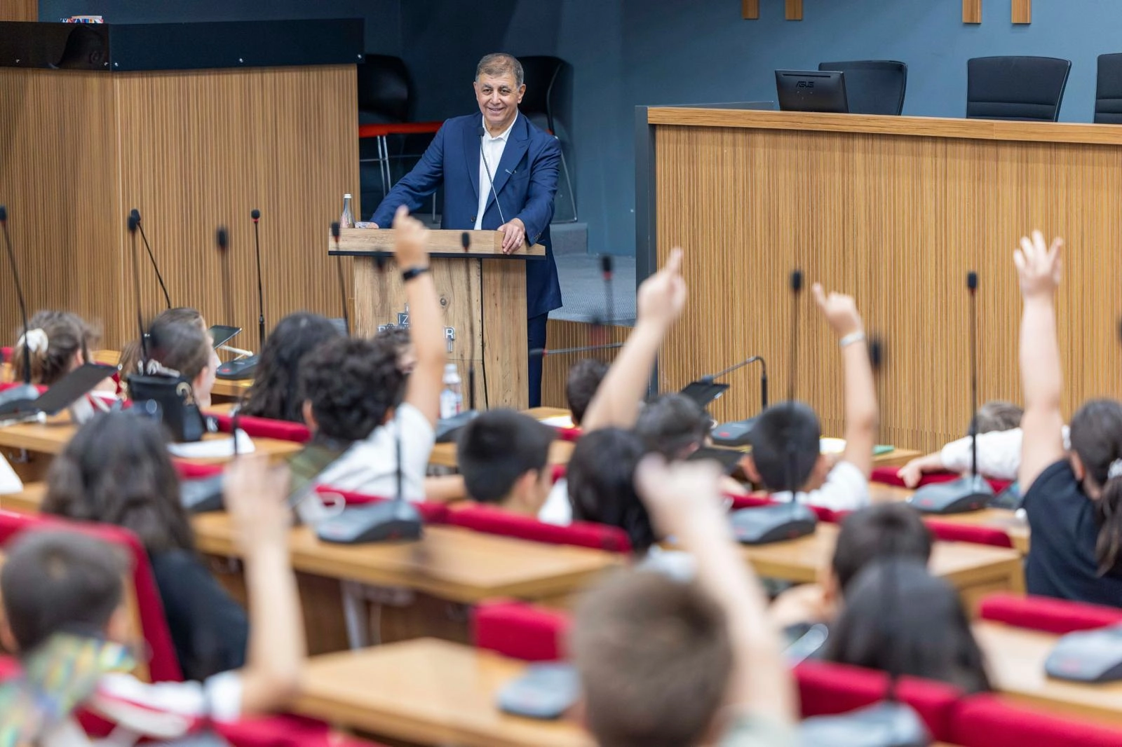 İzmir Büyükşehir Belediye Başkanı Dr. Cemil Tugay, Çocuk Meclisi kapanış oturumunda çocuklarla bir araya geldi.