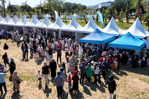 Kocaeli Karnevalı'nda çocuklar atölyelerde eğlenirken el becerilerini ve yaratıcılıklarını geliştiriyor.