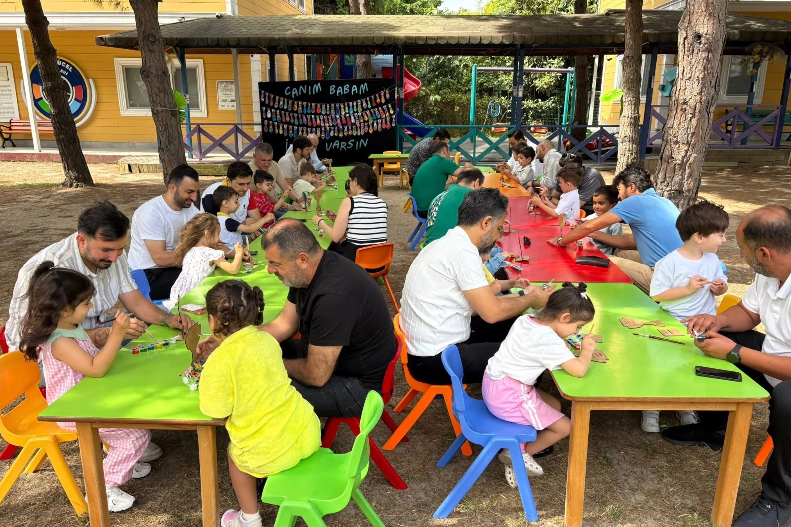 Bakırköy Belediyesi tarafından düzenlenen Babalar Günü etkinliğinde çocuklar ve babaları bir araya geldi.
