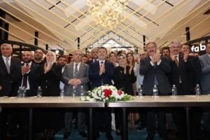 Tarım ve Orman Bakanı İbrahim Yumaklı'nın katılımıyla Çarşı Melikgazi'nin açılış kurdelesi kesiliyor.