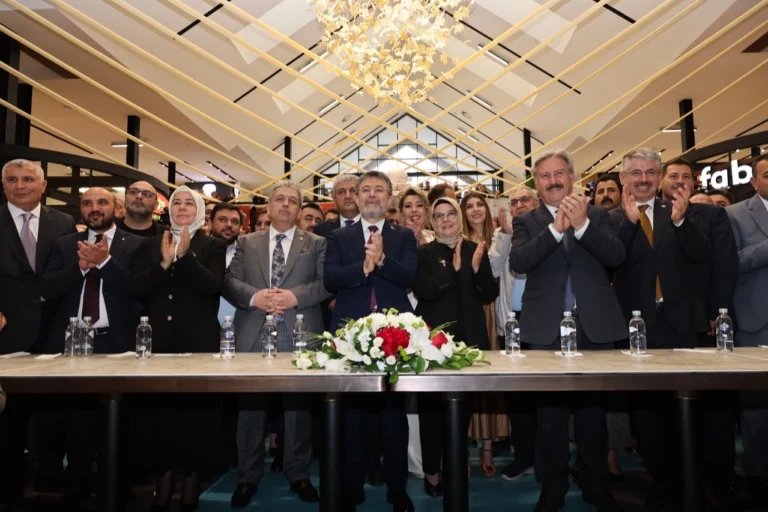 Tarım ve Orman Bakanı İbrahim Yumaklı'nın katılımıyla Çarşı Melikgazi'nin açılış kurdelesi kesiliyor.