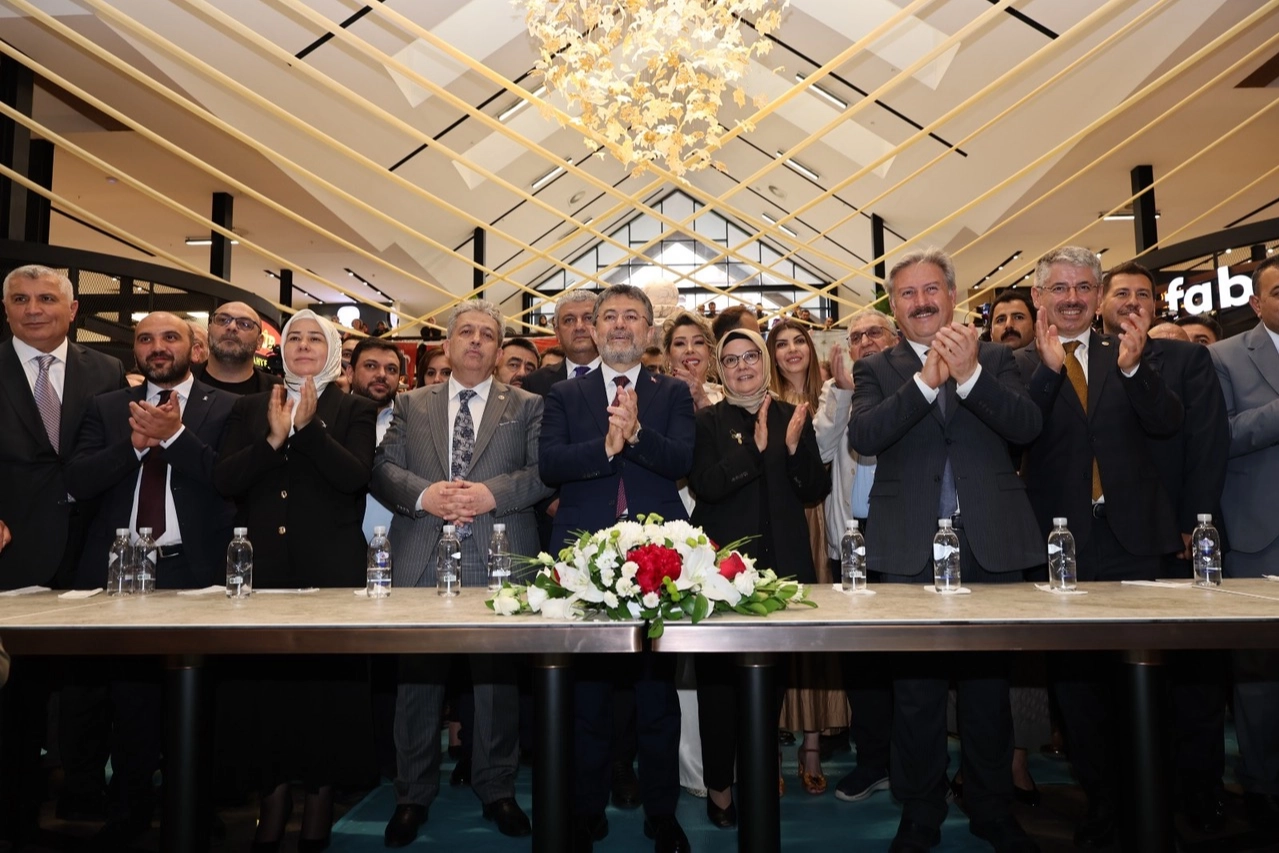 Tarım ve Orman Bakanı İbrahim Yumaklı'nın katılımıyla Çarşı Melikgazi'nin açılış kurdelesi kesiliyor.