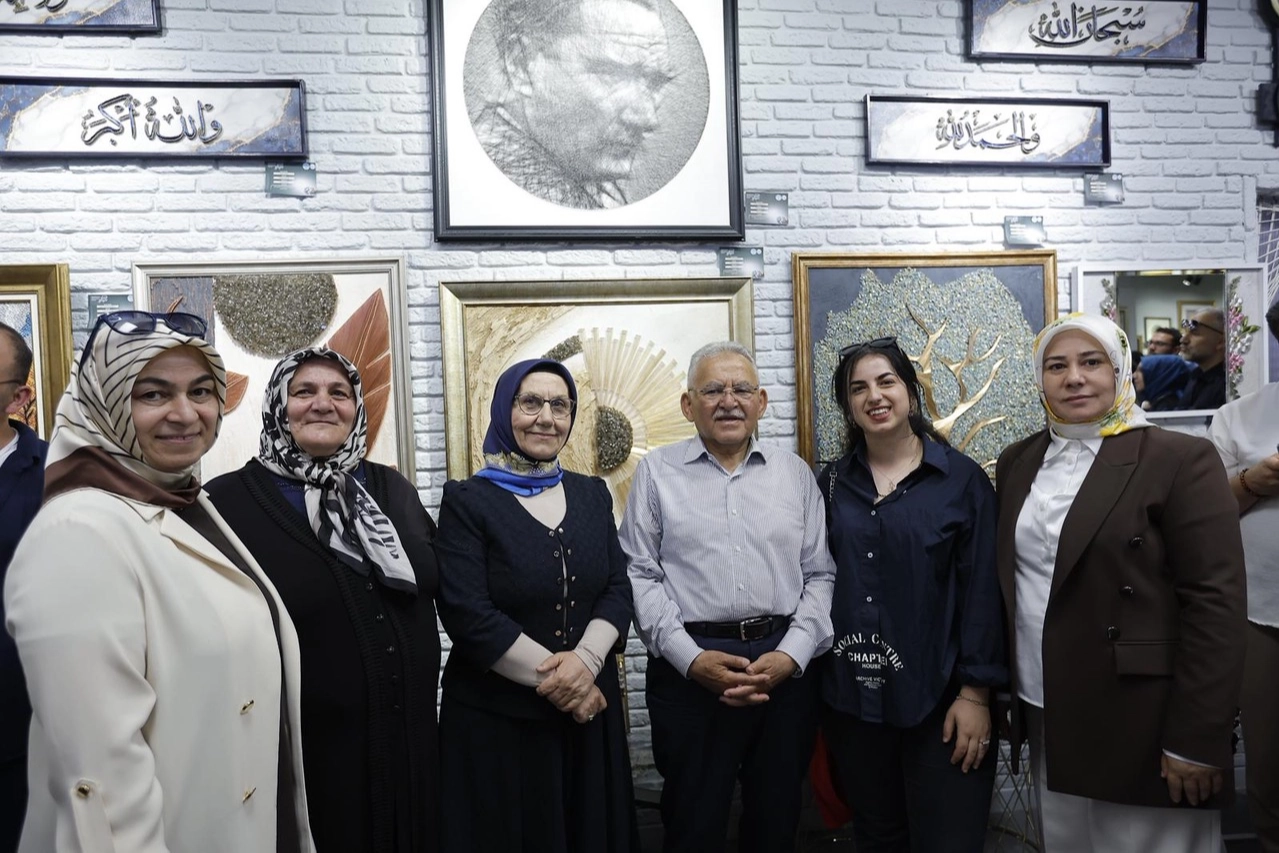 Kayseri'de KAYMEK tarafından düzenlenen ve bin 200 eserin sergilendiği geleneksel yıl sonu sergisi açıldı.