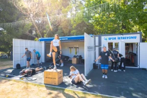 İzmir'de vatandaşların ücretsiz spor yaptığı modern açık hava spor istasyonları