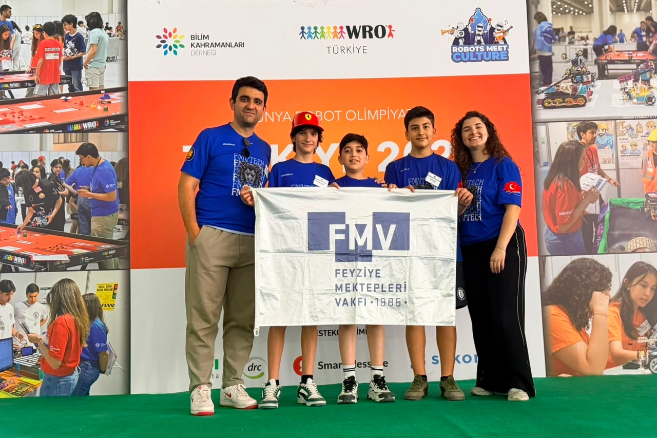 FMV Ispartakule Ortaokulu öğrencileri Dünya Robot Olimpiyatları Türkiye Finali'nde şampiyon oldu.
