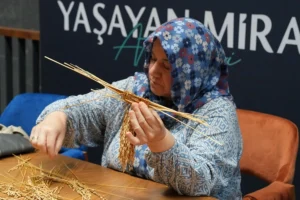 Samsun Kültür Yolu Festivali'nin açılışında sahnelenen Kürk Mantolu Madonna oyunundan bir görüntü