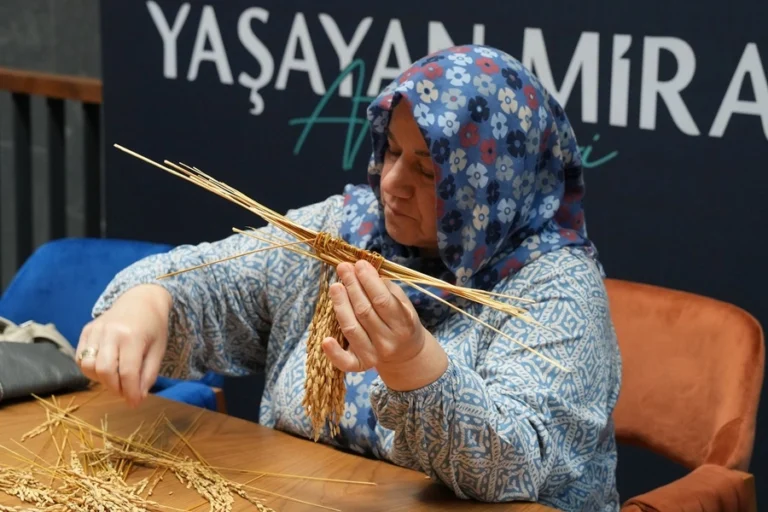 Samsun Kültür Yolu Festivali'nin açılışında sahnelenen Kürk Mantolu Madonna oyunundan bir görüntü