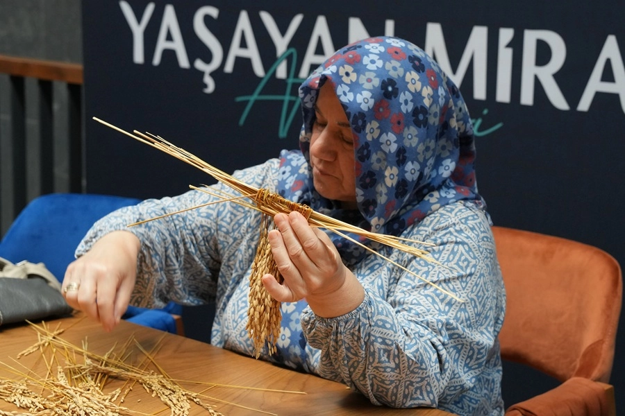 Samsun Kültür Yolu Festivali'nin açılışında sahnelenen Kürk Mantolu Madonna oyunundan bir görüntü