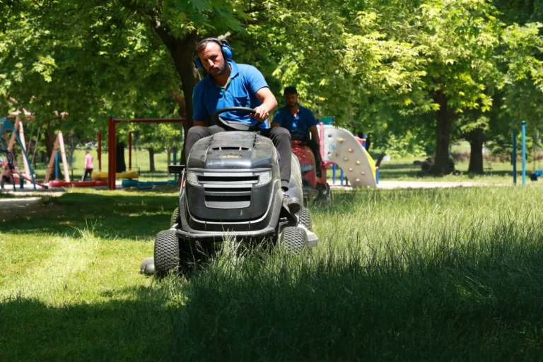 Osmangazi'de park ve bahçelerde yapılan bakım çalışmaları