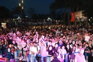 Gebze Aile Şenliği'nde coşkulu kalabalık ve sahne performansları