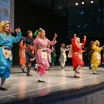 Bornova'da düzenlenen Dansın Renkleri Gecesi'nde sahne alan kursiyerlerin halk dansları performansı.