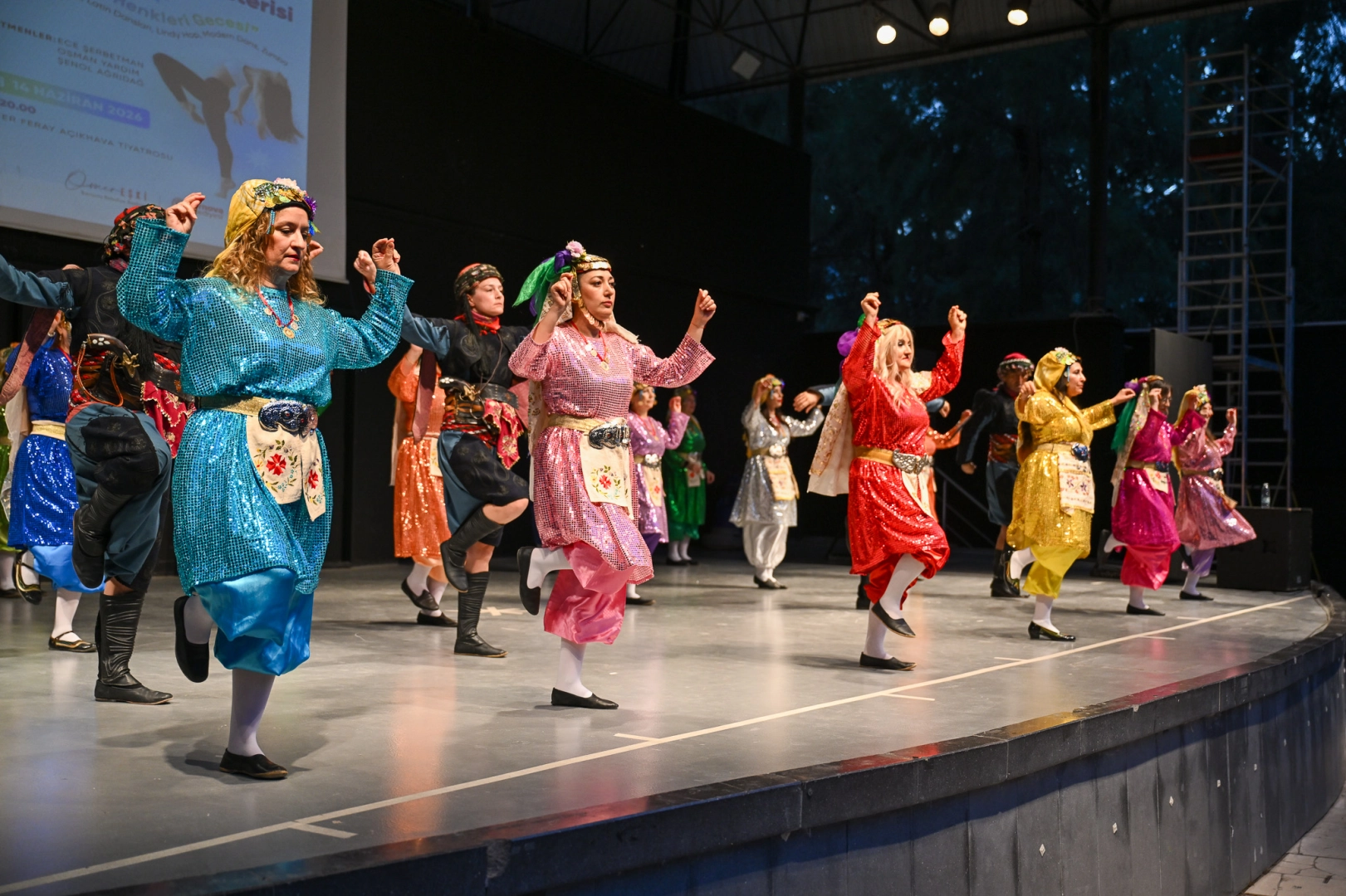 Bornova'da düzenlenen Dansın Renkleri Gecesi'nde sahne alan kursiyerlerin halk dansları performansı.