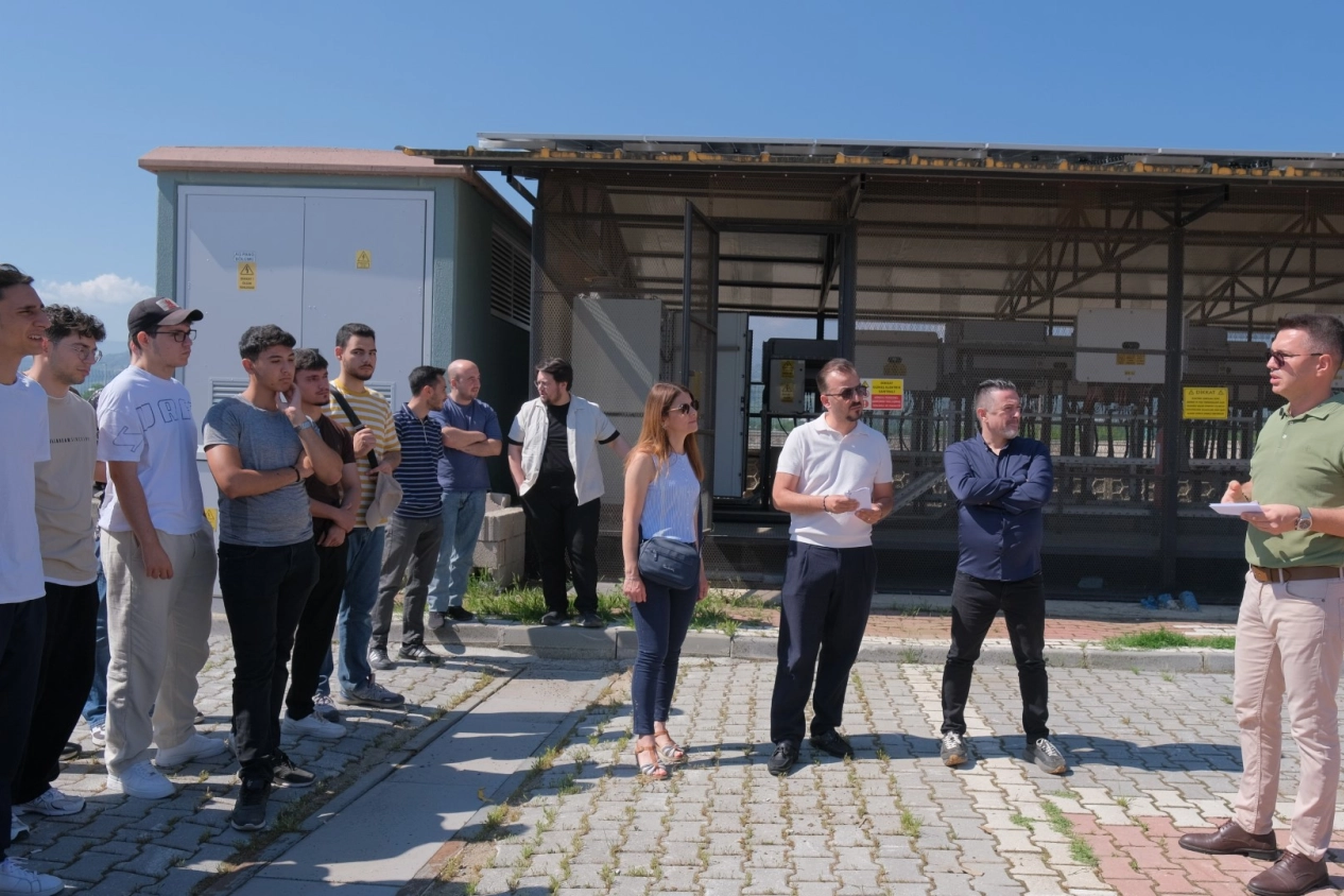 Uludağ Üniversitesi öğrencileri İnegöl Belediyesi'nin güneş enerjisi sistemini inceliyor