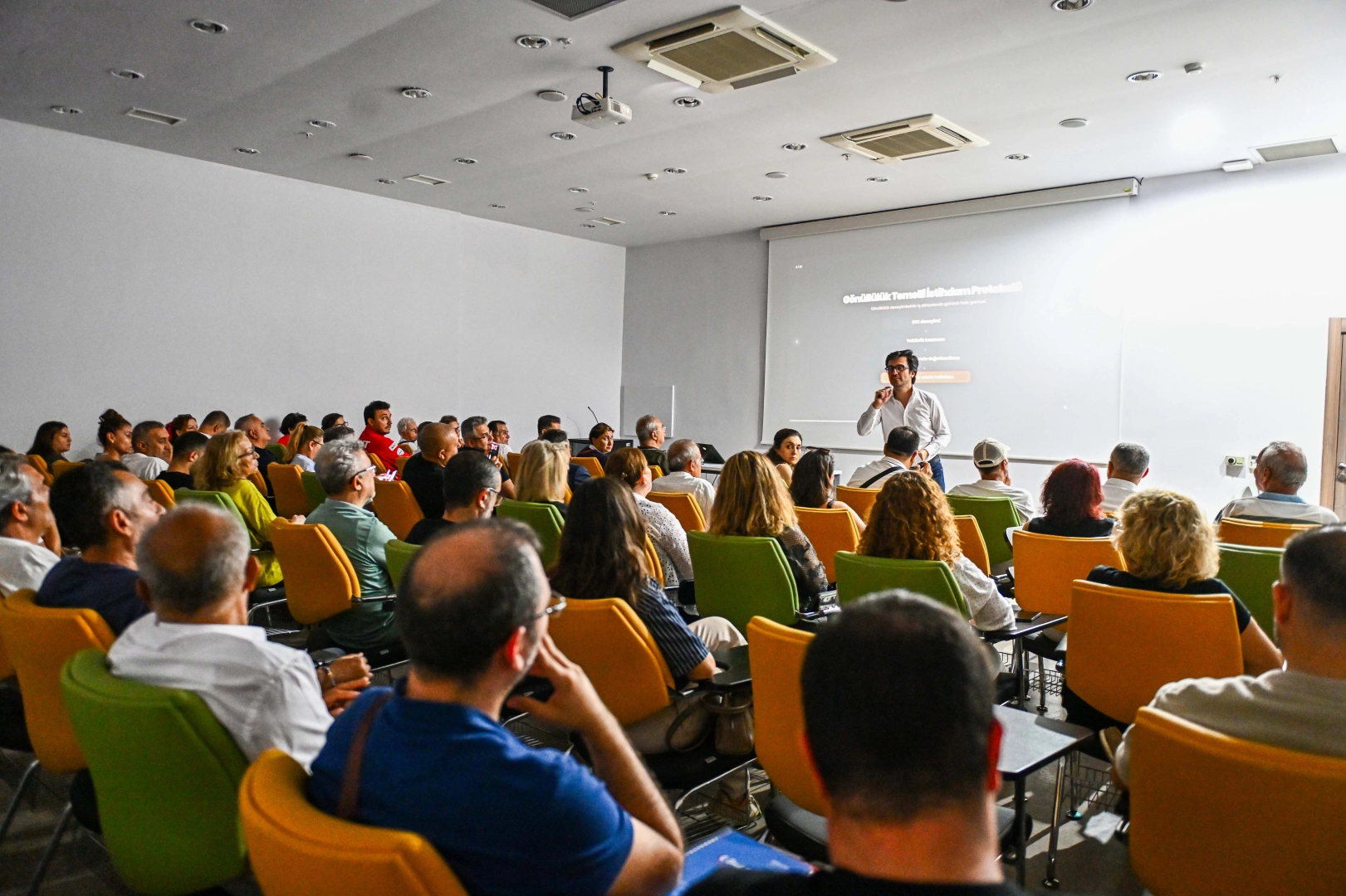 Antalya'da sivil toplum kuruluşlarına yönelik sürdürülebilirlik ve gelir modeli eğitimi