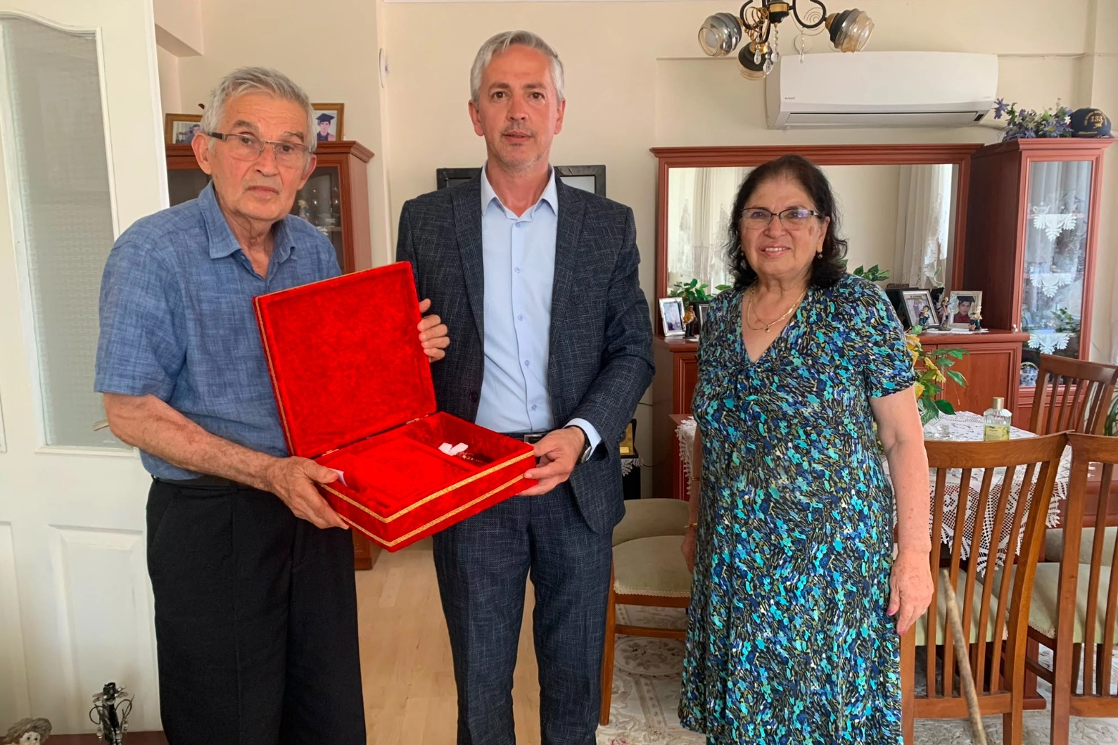 İzmit Belediyesi yetkilileri, Kıbrıs Gazisi Salih Hazar'ı evinde ziyaret ediyor.