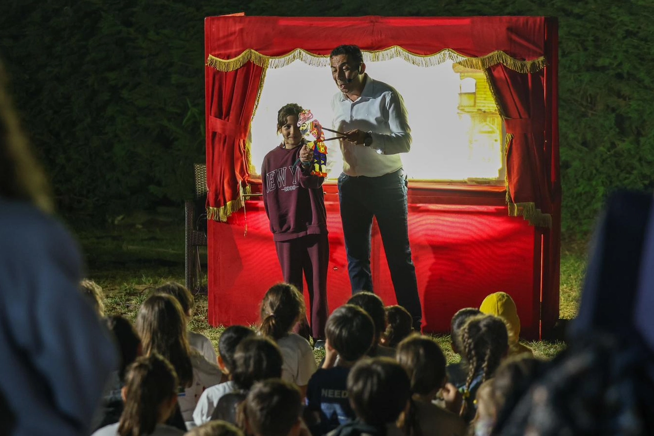Sakarya'da Babalar Günü kapsamında düzenlenen baba-çocuk kampı etkinliğinden genel plan.