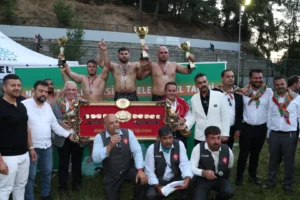 Erkan Taş, Bursa Çalı Güreşleri'nde altın kemeri kazanırken