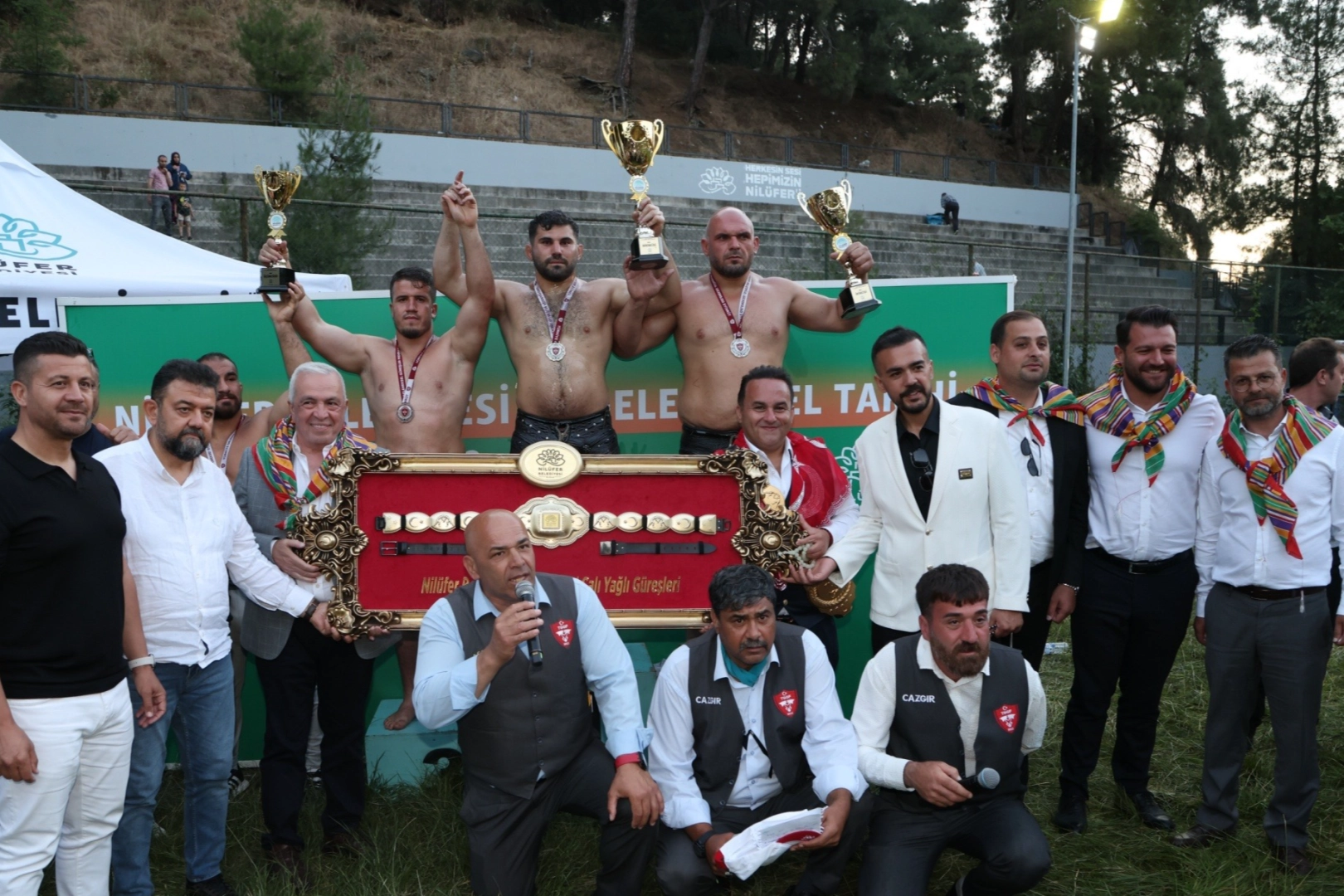 Erkan Taş, Bursa Çalı Güreşleri'nde altın kemeri kazanırken