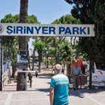 İzmir Buca'daki Şirinyer Parkı'nın yenileme çalışmalarından genel görünümler.