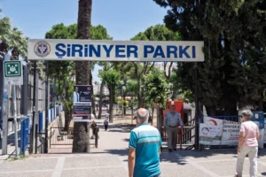 İzmir Buca'daki Şirinyer Parkı'nın yenileme çalışmalarından genel görünümler.