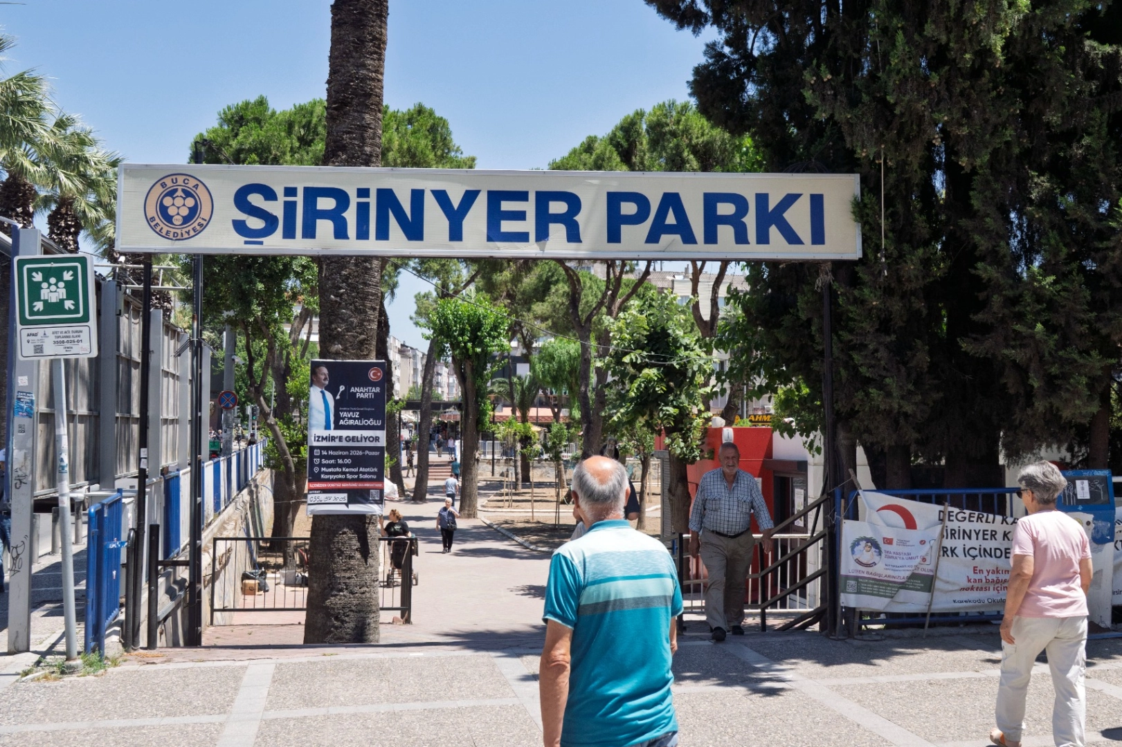 İzmir Buca'daki Şirinyer Parkı'nın yenileme çalışmalarından genel görünümler.