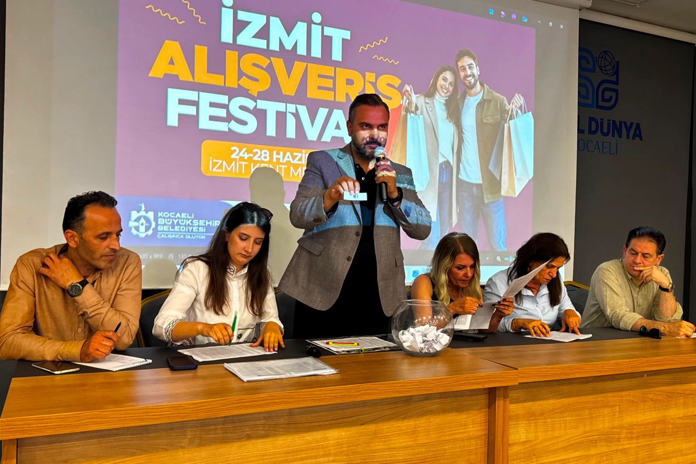 Kocaeli'de düzenlenen alışveriş festivalinde esnaf ve vatandaşlar bir araya geliyor, cazip indirimler sunuluyor.