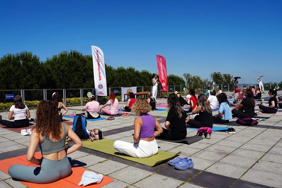 Maltepe'de Dünya Yoga Günü kapsamında düzenlenen yoga etkinliği