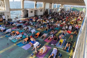 İzmir Körfezi'nde gün batımı eşliğinde vapur güvertesinde yoga yapan 400 kişi