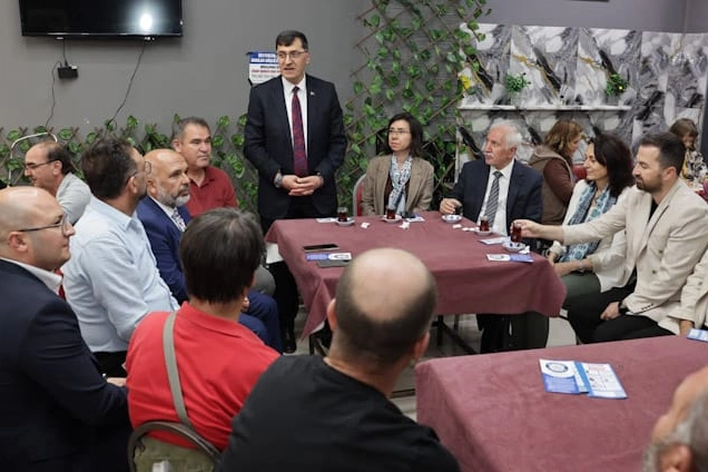 Kütahya Belediye Başkanı Eyüp Kahveci, Uşak Kütahyalılar Derneği'nde hemşehrileriyle buluştu.