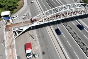 Kocaeli'de sıcak havaya rağmen devam eden üst geçit bakım ve yenileme çalışmaları
