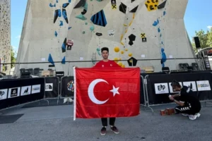 İnegöllü sporcu Emre Doğan, Innsbruck Boulder Dünya Kupası'nda Türkiye Milli Takımı adına yarışıyor.