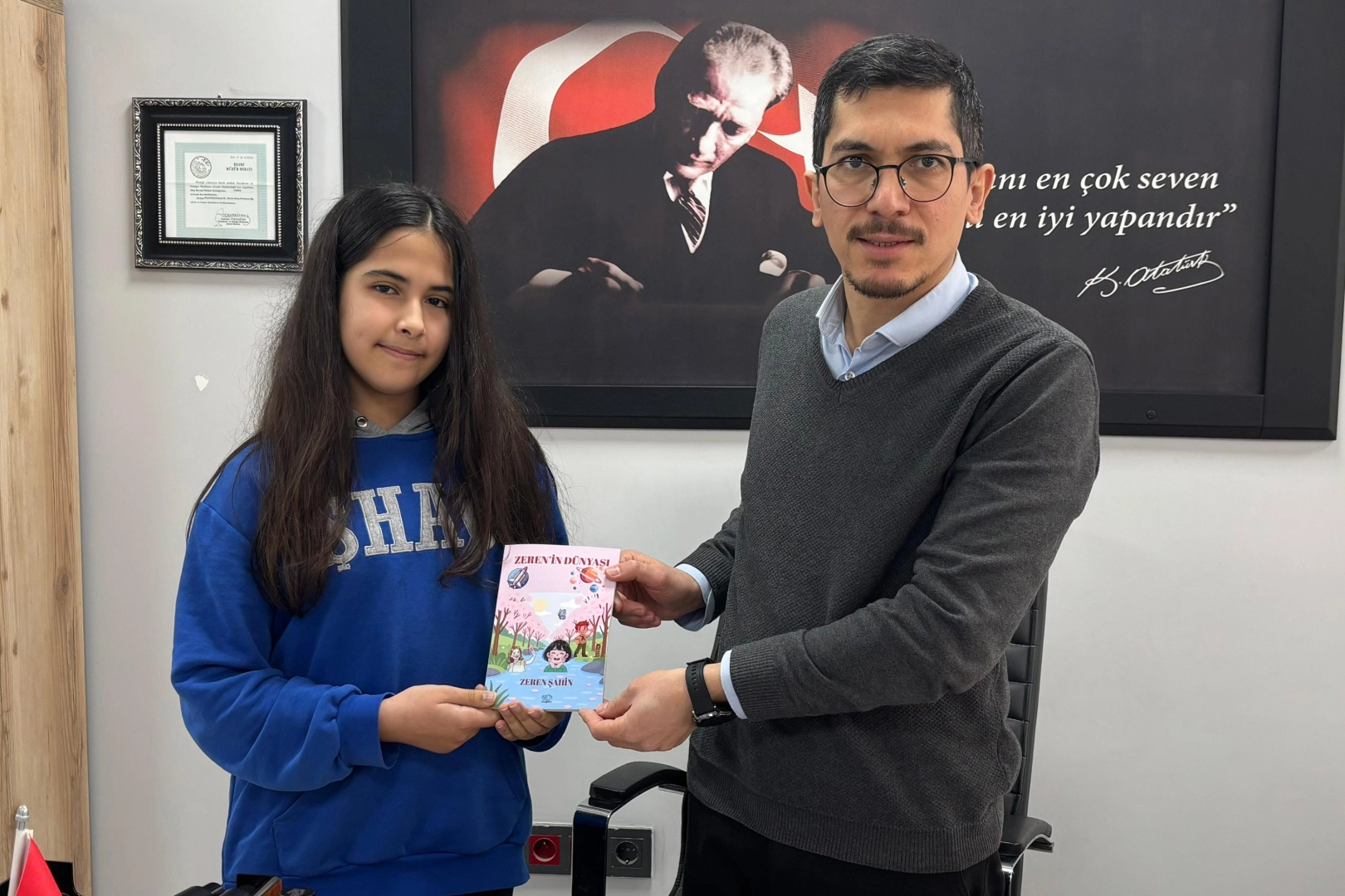 Bursa'da 5. sınıf öğrencisi Zeren Şahin, 'Zeren'in Dünyası' adlı kitabıyla okulda söyleşi ve imza günü düzenledi.