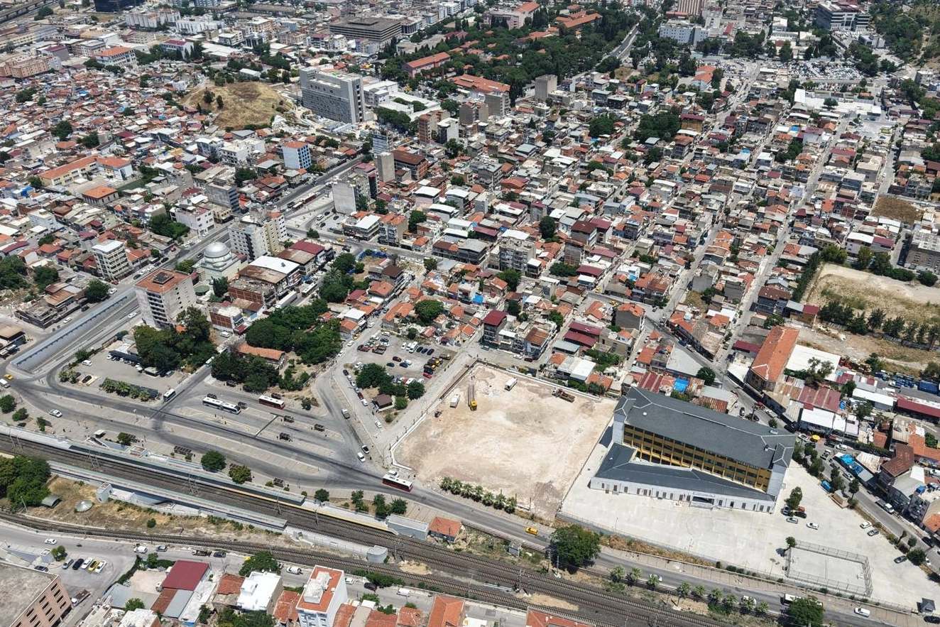 İzmir'in tarihi Langar Futbol Sahası modern bir spor kompleksine dönüşüyor